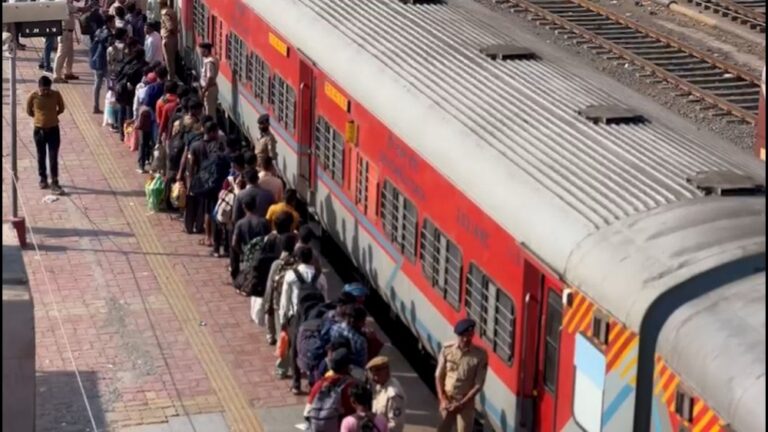 Massive Passenger Rush at Udhna Railway Station in Surat as Holi (Dhuleti) Celebrations Begin